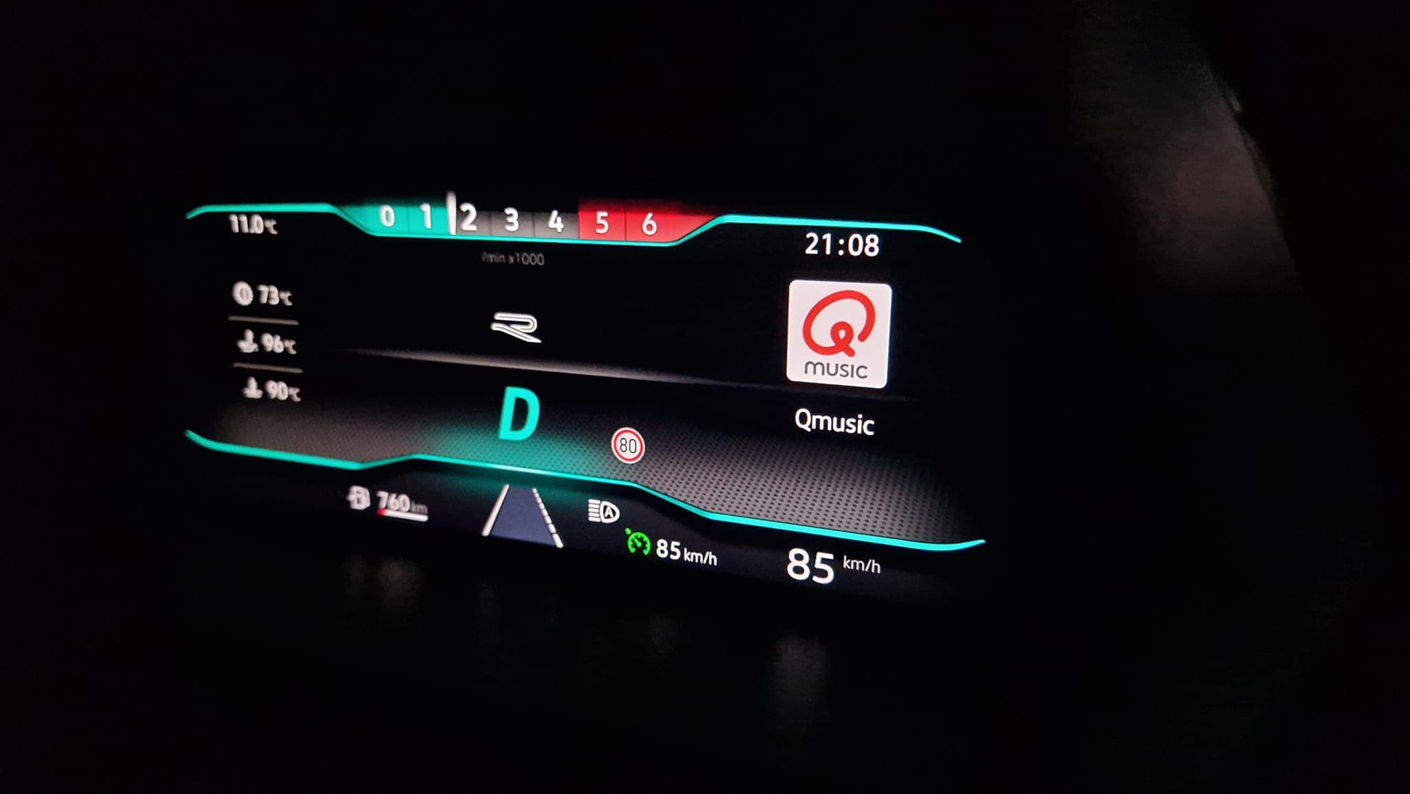 Lane Assist actief op het instrumentenpaneel van een VAG-auto